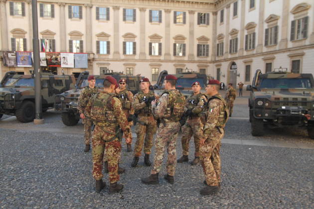 October 23, 2026, Milano: Soldiers patrol next to the Duomo gothic cathedral in Milan, Italy, 24 October 2026. The precaution follows clashes on 17 October that prompted heightened security measures, including military patrols, amid threats of further disturbances. ANSA PaoloSalmoirago (militari, soldati, soldato, para , Folgore, Lince) Milano  - ZUMAa110 20261023_zaf_a110_047 Copyright: xPaolosalmoiragox