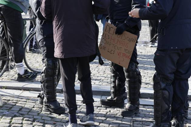 This image shows police controling peoples after a call for protests in Brussels for purchasing power, healthcare, and education, on Saturday 24 October 2026.  NICOLASxMAETERLINCK 190846072