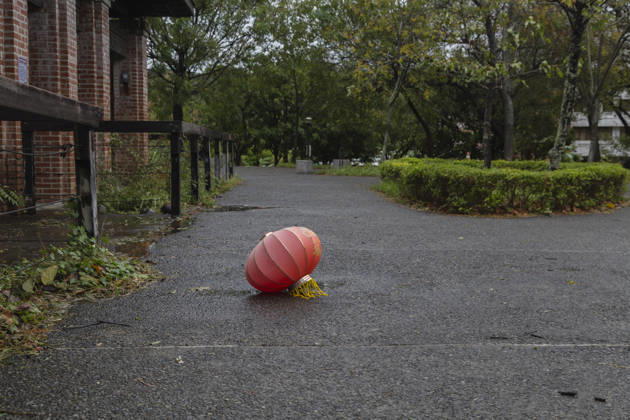 October 24, 2026, Taichung, Taiwan: A view of a lantern that have been blown down on the ground by strong winds from Typhoon Champi, in Taichung, Taiwan. The Central Weather Administration (CWA) has lifted its land warning for Typhoon Champi, which has been downgraded into a tropical storm. According to the Central Emergency Operations Center (CEOC), the strong winds and heavy rains of Champi had left one person dead and 527 injured in Taiwan as of Saturday morning. Taichung Taiwan - ZUMAc217 20261024_zip_c217_009 Copyright: xAndrexM.xChangx