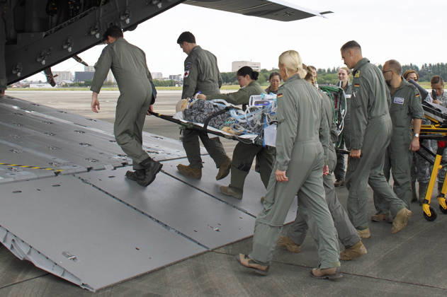 Soldiers from the Japan Self-Defense Forces and the German Bundeswehr are participating in a joint medical exercise aboard a German Air Force A400M Atlas transport aircraft at Iruma Air Base as part of the Japan-U.S. military exercise Keen Sword 27. Iruma, October 24, 2026 Foto:xK.xNarax xFuturexImagex sword_6008