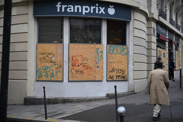 French police conduct security and identity checks in Paris ahead of protests PARIS, FRANCE - OCTOBER 24: Commercial establishments, bank branches, and luxury boutiques in central Paris are seen securing their storefronts with wooden protective panels and metal barricades in central Paris, France on Saturday, October 24, 2026. Due to planned demonstrations across the country, security forces have heightened their state of alert in major squares throughout Paris, established perimeter checkpoints, and increased police patrols. Mouneb Taim Anadolu Paris France. Editorial use only. Please get in touch for any other usage.  Copyright: x2026xAnadoluxMounebxTaimx