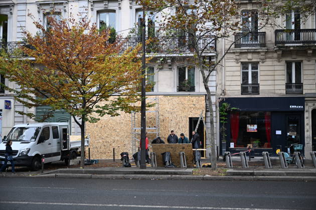 French police conduct security and identity checks in Paris ahead of protests PARIS, FRANCE - OCTOBER 24: Commercial establishments, bank branches, and luxury boutiques in central Paris are seen securing their storefronts with wooden protective panels and metal barricades in central Paris, France on Saturday, October 24, 2026. Due to planned demonstrations across the country, security forces have heightened their state of alert in major squares throughout Paris, established perimeter checkpoints, and increased police patrols. Mouneb Taim Anadolu Paris France. Editorial use only. Please get in touch for any other usage.  Copyright: x2026xAnadoluxMounebxTaimx