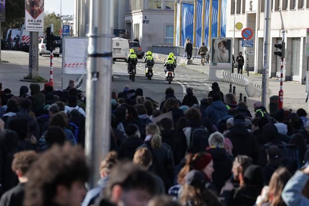 This image shows demonstrators after a call for protests in Brussels for purchasing power, healthcare, and education, on Saturday 24 October 2026.  NICOLASxMAETERLINCK 190856441