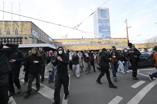 Extreme Left And Citizen Activists Protest 24 10 2026 BRUSSELS, BELGIUM - OCTOBER 24 : Police and demonstrators pictured during illegal demonstration the centre of Brussels against budget measures on October 24, 2026 in Brussels, Belgium, 24 10 2026 Brussels Belgium  Copyright: xPhilipxReynaersx