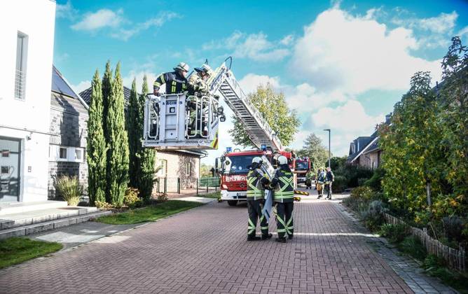 Storm Response by the Hünxe Volunteer Fire Department ** FOR EDITORIAL PURPOSES ONLY ** EDITORIAL USE ONLY ** p The Hünxe Volunteer Fire Department was called to Stende Copyright: MarkusxJoosten doc8862y23rwoyjnt31sj1 ,EDITORIAL USE ONLY Copyright: MarkusxJoosten