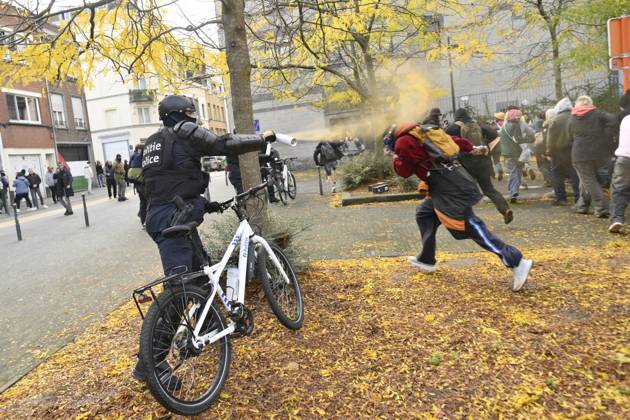Extreme Left And Citizen Activists Protest 24 10 2026 BRUSSELS, BELGIUM - OCTOBER 24 : Police and demonstrators pictured during illegal demonstration the centre of Brussels against budget measures on October 24, 2026 in Brussels, Belgium, 24 10 2026 Brussels Belgium  Copyright: xPhilipxReynaersx