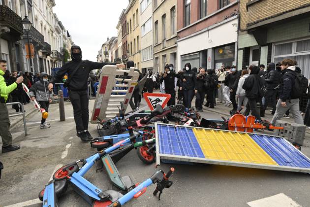 Extreme Left And Citizen Activists Protest 24 10 2026 BRUSSELS, BELGIUM - OCTOBER 24 : Police and demonstrators pictured during illegal demonstration the centre of Brussels against budget measures on October 24, 2026 in Brussels, Belgium, 24 10 2026 Brussels Belgium  Copyright: xPhilipxReynaersx
