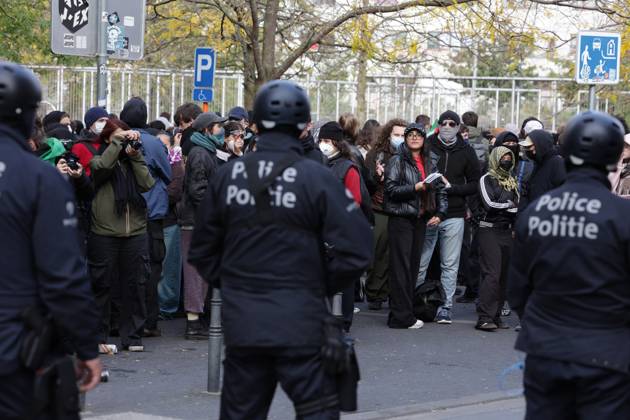 This image shows police controlling demonstrators after a call for protests in Brussels for purchasing power, healthcare, and education, on Saturday 24 October 2026.  NICOLASxMAETERLINCK 190861037