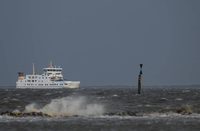 Limited ferry service on the North Sea: Ferries are battling their way through the rough, choppy seas off the East Frisian islands of Juist and Norderney. Strong winds, high waves, and difficult weather conditions are disrupting ferry service and making navigation challenging in the Wadden Sea off Norddeich, Lower Saxony, Germany Copyright: xdiebildwerftx