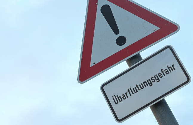 Limited ferry service on the North Sea. A sign at the port in Emden warns of the risk of flooding. Emden, Lower Saxony, Germany Copyright: xdiebildwerftx