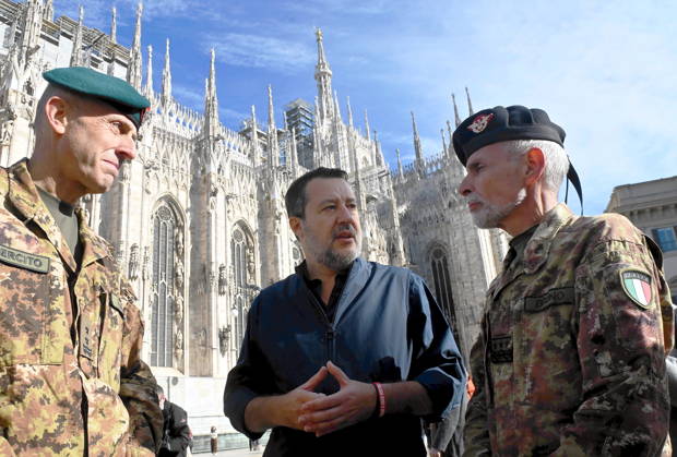 IPA90110717 - Milan, October 24, 2026: Paratroopers from the Folgore Brigade meet Matteo Salvini in Piazza Duomo  Copyright: xMaurizioxMaulex xMaurizioxMaulex IPA90110717