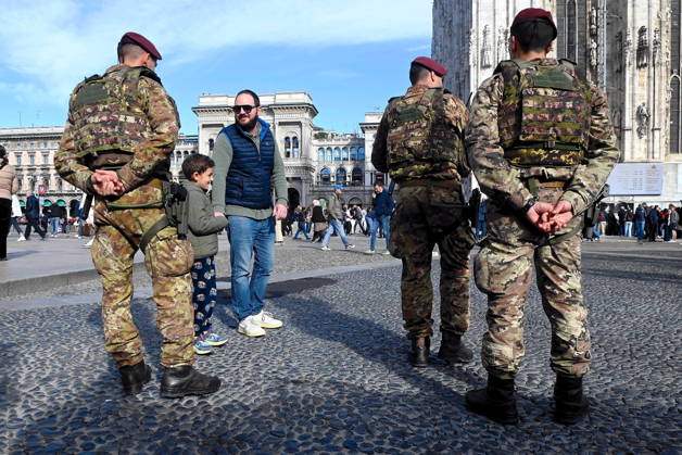 IPA90110758 - Milan, October 24, 2026: Paratroopers from the Folgore Brigade in Piazza Duomo  Copyright: xMaurizioxMaulex xMaurizioxMaulex IPA90110758