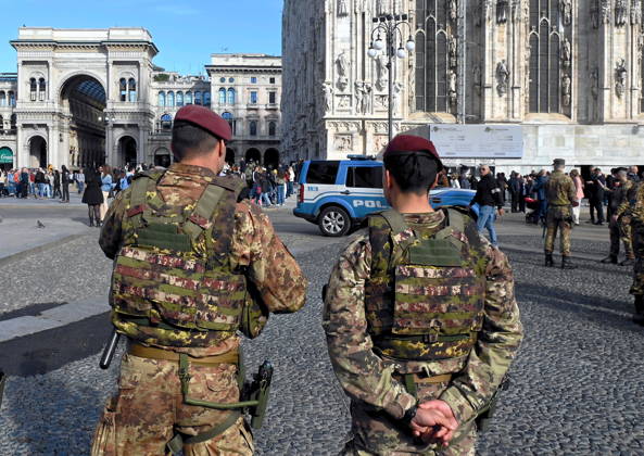 IPA90110777 - Milan, October 24, 2026: Paratroopers from the Folgore Brigade in Piazza Duomo  Copyright: xMaurizioxMaulex xMaurizioxMaulex IPA90110777