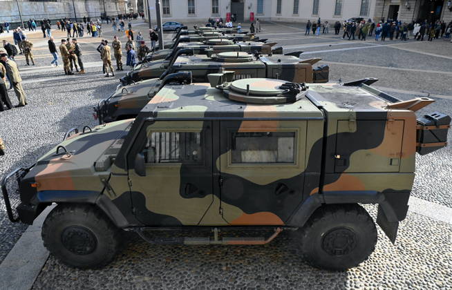 IPA90110813 - Milan, October 24, 2026: Paratroopers from the Folgore Brigade in Piazza Duomo  Copyright: xMaurizioxMaulex xMaurizioxMaulex IPA90110813