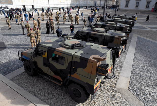 IPA90110821 - Milan, October 24, 2026: Paratroopers from the Folgore Brigade in Piazza Duomo  Copyright: xMaurizioxMaulex xMaurizioxMaulex IPA90110821