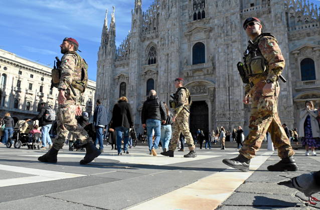 IPA90110604 - Milan, October 24, 2026: Paratroopers from the Folgore Brigade in Piazza Duomo  Copyright: xMaurizioxMaulex xMaurizioxMaulex IPA90110604