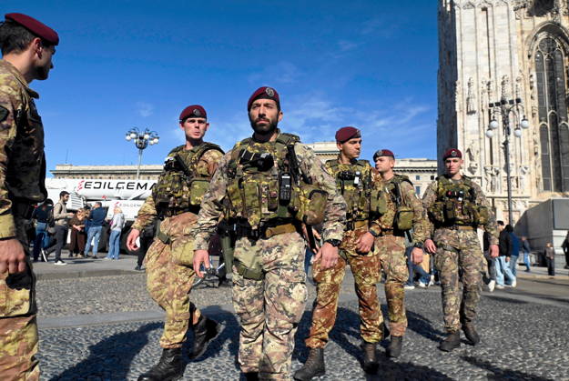 IPA90110649 - Milan, October 24, 2026: Paratroopers from the Folgore Brigade in Piazza Duomo  Copyright: xMaurizioxMaulex xMaurizioxMaulex IPA90110649