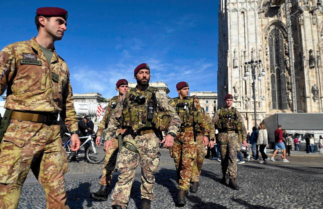 IPA90110655 - Milan, October 24, 2026: Paratroopers from the Folgore Brigade in Piazza Duomo  Copyright: xMaurizioxMaulex xMaurizioxMaulex IPA90110655