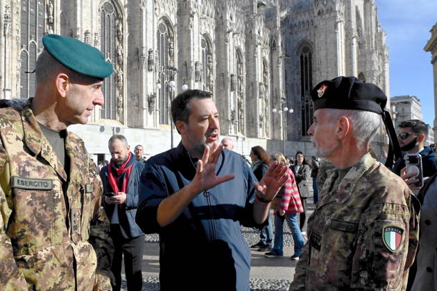 IPA90110712 - Milan, October 24, 2026: Paratroopers from the Folgore Brigade meet Matteo Salvini in Piazza Duomo  Copyright: xMaurizioxMaulex xMaurizioxMaulex IPA90110712