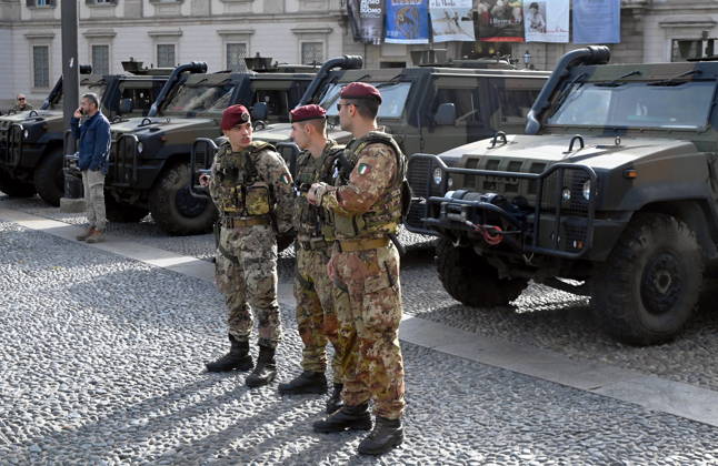 IPA90110801 - Milan, October 24, 2026: Paratroopers from the Folgore Brigade in Piazza Duomo  Copyright: xMaurizioxMaulex xMaurizioxMaulex IPA90110801