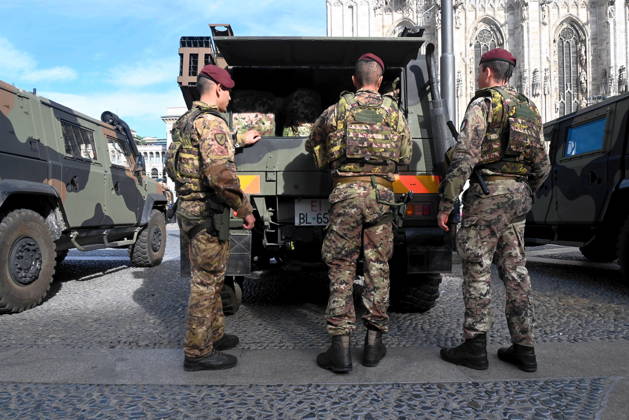 IPA90110861 - Milan, October 24, 2026: Paratroopers from the Folgore Brigade in Piazza Duomo  Copyright: xMaurizioxMaulex xMaurizioxMaulex IPA90110861