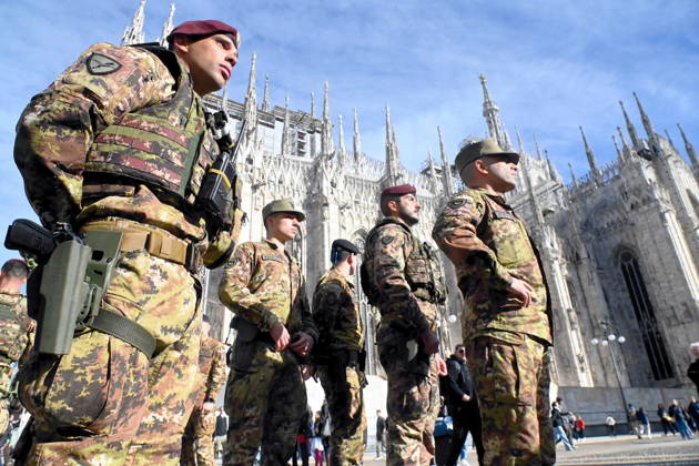 IPA90110867 - Milan, October 24, 2026: Paratroopers from the Folgore Brigade in Piazza Duomo  Copyright: xMaurizioxMaulex xMaurizioxMaulex IPA90110867