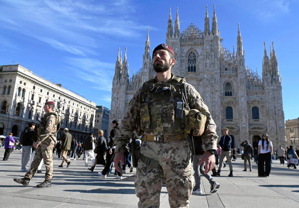 IPA90110597 - Milan, October 24, 2026: Paratroopers from the Folgore Brigade in Piazza Duomo  Copyright: xMaurizioxMaulex xMaurizioxMaulex IPA90110597