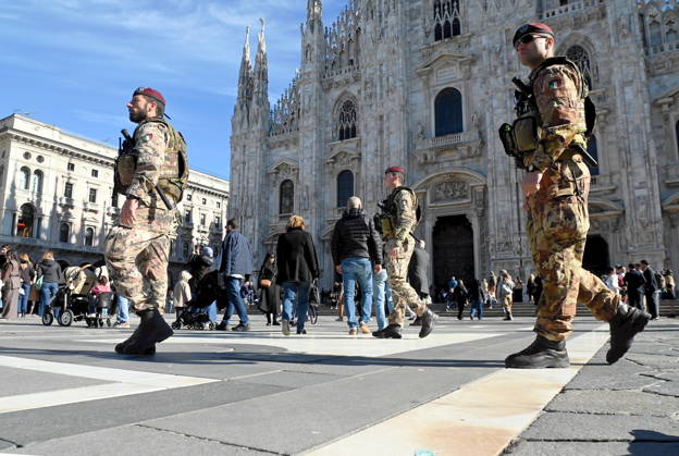 IPA90110605 - Milan, October 24, 2026: Paratroopers from the Folgore Brigade in Piazza Duomo  Copyright: xMaurizioxMaulex xMaurizioxMaulex IPA90110605