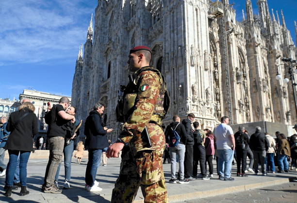 IPA90110608 - Milan, October 24, 2026: Paratroopers from the Folgore Brigade in Piazza Duomo  Copyright: xMaurizioxMaulex xMaurizioxMaulex IPA90110608