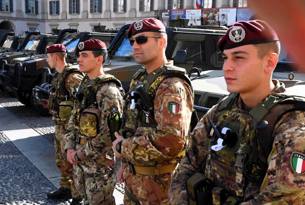 IPA90110684 - Milan, October 24, 2026: Paratroopers from the Folgore Brigade in Piazza Duomo  Copyright: xMaurizioxMaulex xMaurizioxMaulex IPA90110684