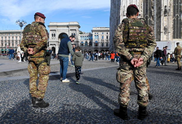 IPA90110741 - Milan, October 24, 2026: Paratroopers from the Folgore Brigade in Piazza Duomo  Copyright: xMaurizioxMaulex xMaurizioxMaulex IPA90110741
