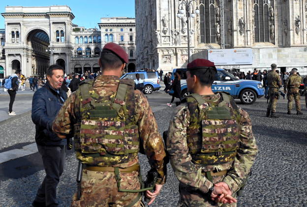IPA90110783 - Milan, October 24, 2026: Paratroopers from the Folgore Brigade in Piazza Duomo  Copyright: xMaurizioxMaulex xMaurizioxMaulex IPA90110783