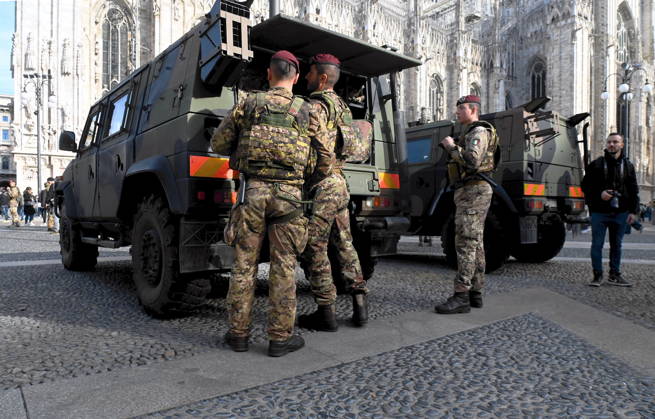 IPA90110862 - Milan, October 24, 2026: Paratroopers from the Folgore Brigade in Piazza Duomo  Copyright: xMaurizioxMaulex xMaurizioxMaulex IPA90110862
