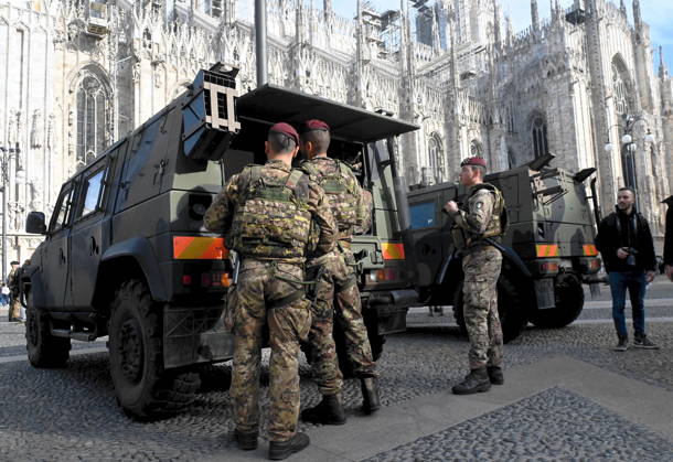 IPA90110863 - Milan, October 24, 2026: Paratroopers from the Folgore Brigade in Piazza Duomo  Copyright: xMaurizioxMaulex xMaurizioxMaulex IPA90110863