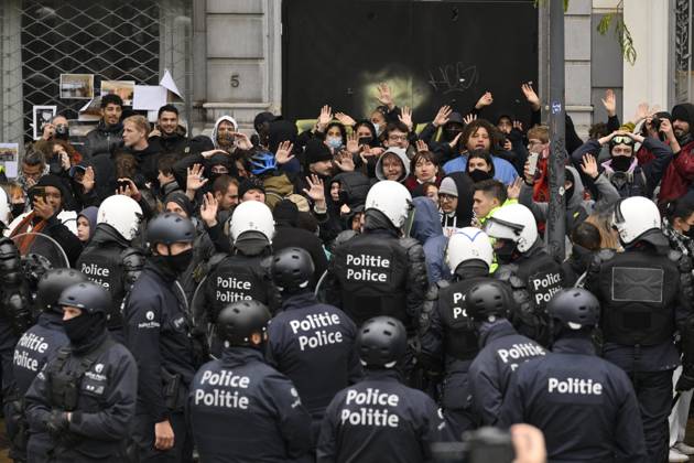 Extreme Left And Citizen Activists Protest 24 10 2026 BRUSSELS, BELGIUM - OCTOBER 24 : Police and demonstrators pictured during illegal demonstration the centre of Brussels against budget measures on October 24, 2026 in Brussels, Belgium, 24 10 2026 Brussels Belgium  Copyright: xPhilipxReynaersx