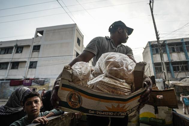 Palestinians Queue For Bread NUSEIRAT, PALESTINE, OCTOBER 24, 2026: Palestinians crowd outside bakeries to obtain bread in Nuseirat refugee camp in the central Gaza Strip amid flour shortages and disruptions to supplies entering the territory. The shortages coincide with funding cuts that have forced the United Nations World Food Programme to reduce food assistance, adding pressure on families struggling to meet their daily needs. Nuseirat Palestine, State of Copyright: x xRamzixAbuxAmerx xJNAxPressx