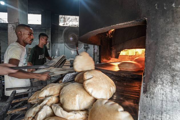 Palestinians Queue For Bread NUSEIRAT, PALESTINE, OCTOBER 24, 2026: Palestinians crowd outside bakeries to obtain bread in Nuseirat refugee camp in the central Gaza Strip amid flour shortages and disruptions to supplies entering the territory. The shortages coincide with funding cuts that have forced the United Nations World Food Programme to reduce food assistance, adding pressure on families struggling to meet their daily needs. Nuseirat Palestine, State of Copyright: x xRamzixAbuxAmerx xJNAxPressx