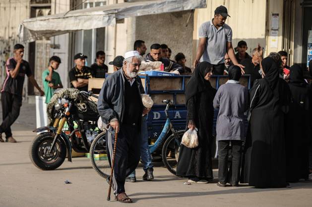 Palestinians Queue For Bread NUSEIRAT, PALESTINE, OCTOBER 24, 2026: Palestinians crowd outside bakeries to obtain bread in Nuseirat refugee camp in the central Gaza Strip amid flour shortages and disruptions to supplies entering the territory. The shortages coincide with funding cuts that have forced the United Nations World Food Programme to reduce food assistance, adding pressure on families struggling to meet their daily needs. Nuseirat Palestine, State of Copyright: x xRamzixAbuxAmerx xJNAxPressx
