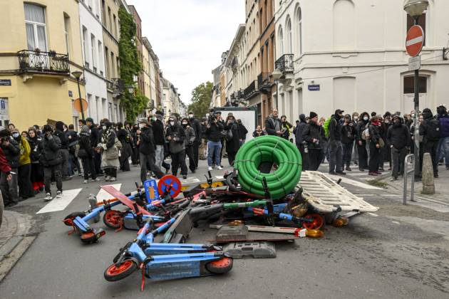 Extreme Left And Citizen Activists Protest 24 10 2026 BRUSSELS, BELGIUM - OCTOBER 24 : Police and demonstrators pictured during illegal demonstration the centre of Brussels against budget measures on October 24, 2026 in Brussels, Belgium, 24 10 2026 Brussels Belgium  Copyright: xPhilipxReynaersx