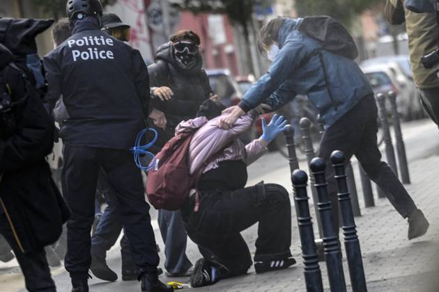 Extreme Left And Citizen Activists Protest 24 10 2026 BRUSSELS, BELGIUM - OCTOBER 24 : Police and demonstrators pictured during illegal demonstration the centre of Brussels against budget measures on October 24, 2026 in Brussels, Belgium, 24 10 2026 Brussels Belgium  Copyright: xPhilipxReynaersx