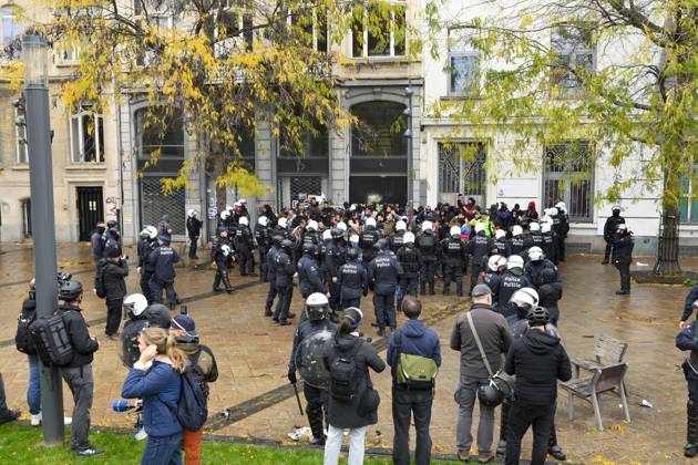 Extreme Left And Citizen Activists Protest 24 10 2026 BRUSSELS, BELGIUM - OCTOBER 24 : Police corralling demonstrators pictured during illegal demonstration the centre of Brussels against budget measures on October 24, 2026 in Brussels, Belgium, 24 10 2026 Brussels Belgium  Copyright: xPhilipxReynaersx