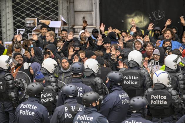 Extreme Left And Citizen Activists Protest 24 10 2026 BRUSSELS, BELGIUM - OCTOBER 24 : Police corralling demonstrators pictured during illegal demonstration the centre of Brussels against budget measures on October 24, 2026 in Brussels, Belgium, 24 10 2026 Brussels Belgium  Copyright: xPhilipxReynaersx