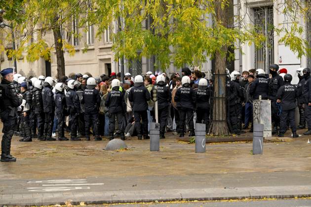 Extreme Left And Citizen Activists Protest 24 10 2026 BRUSSELS, BELGIUM - OCTOBER 24 : Police corralling demonstrators pictured during illegal demonstration the centre of Brussels against budget measures on October 24, 2026 in Brussels, Belgium, 24 10 2026 Brussels Belgium  Copyright: xPhilipxReynaersx