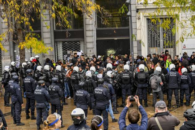 Extreme Left And Citizen Activists Protest 24 10 2026 BRUSSELS, BELGIUM - OCTOBER 24 : Police corralling demonstrators pictured during illegal demonstration the centre of Brussels against budget measures on October 24, 2026 in Brussels, Belgium, 24 10 2026 Brussels Belgium  Copyright: xPhilipxReynaersx