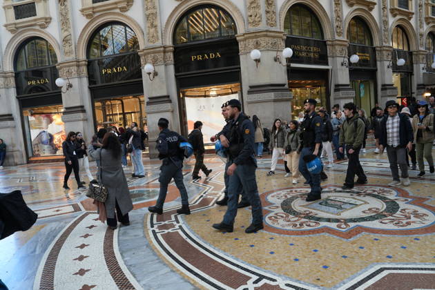 RECORD DATE NOT STATED IPA90117698 - Protest Against Rising Living Costs: Milan, Soldiers Guard the Vittorio Emanuele Gallery  Copyright: xx xduilioxpiaggesix IPA90117698.jpeg