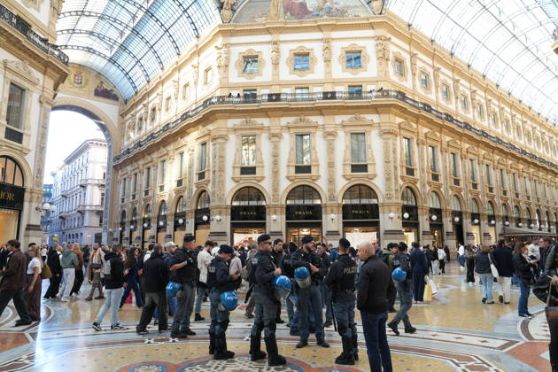 RECORD DATE NOT STATED IPA90117682 - Protest Against Rising Living Costs: Milan, Soldiers Guard the Vittorio Emanuele Gallery  Copyright: xx xduilioxpiaggesix IPA90117682.jpeg