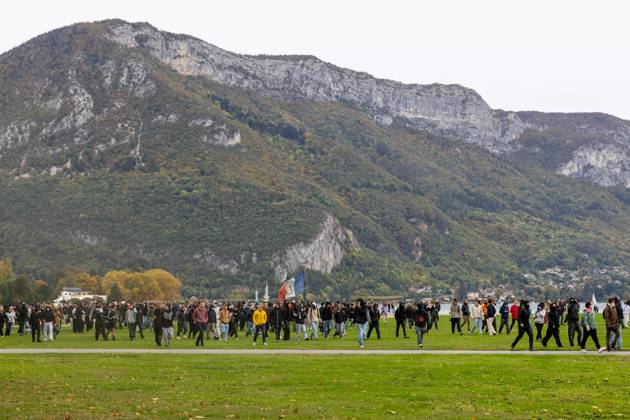 YELLOW VESTS ACT II ANNECY PHOTOPQR LE DAUPHINE Tom PHAM VAN SUU Annecy October 24, 2026 In Annecy, Haute-Savoie, October 24, 2026: A day of mobilization for the Yellow Vests in Annecy. In our photo on Avenue d’Albigny, protesters and law enforcement face off. Photo by Tom Pham Van Suu, Le Dauphiné Libéré, France, Oct. 24, 2026. Another day of protests this Saturday, and amid fears of renewed violence and looting, restrictions on freedom of movement and assembly have multiplied, drawing sharp criticism from civil liberties groups. Annecy, Haute-Savoie, Rhône-Alpes, France Copyright: xPHOTOPQR LExDAUPHINE MAXPPPxTomxPHAMxVANxSUUx 20261024JDL7290 20261024JDL7290