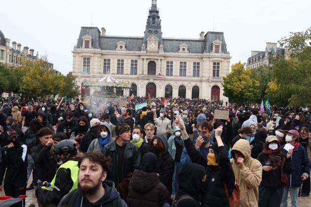 RECORD DATE NOT STATED PROTESTS ON OCTOBER 24 PHOTOPQR LA NOUVELLE REPUBLIQUE Mathieu Herduin Poitiers The protest called for by the Yellow Vests in Poitiers, October 26, 2026 France Oct. 24, 2026 Another day of protests this Saturday, and amid fears of renewed violence and looting, restrictions on freedom of movement and assembly have multiplied, drawing sharp criticism from civil liberties groups Poitiers, France  Copyright: xPHOTOPQR LAxNOUVELLExREPUBLIQUE xMathieuxHerduinx 20261024NRC7217 20261024NRC7217
