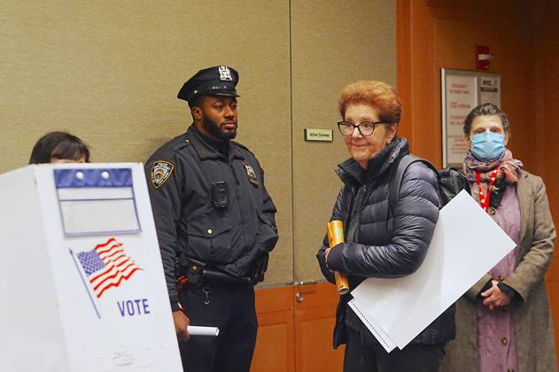 Early voting begins in New York NEW YORK, UNITED STATES - OCTOBER 24: People take part in early voting in the Midterm Elections at a polling center at the Metropolitan Museum of Art, Manhattan, New York City, on October 24, 2026. Selcuk Acar Anadolu New York United States. Editorial use only. Please get in touch for any other usage.  Copyright: x2026xAnadoluxSelcukxAcarx