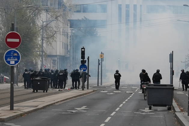Police intervene in protesters during demonstrations in Lyon LYON, FRANCE - OCTOBER 24: French policemen take measures during a demonstration in favor of purchasing power, the protection of public services, and fiscal and social justice, in Lyon, France on October 24, 2026 as part of a nationwide call for mobilisation bringing together former members of the Yellow Vest movement, labor unions, high school and university students. Mathieu Prudhomme Anadolu Lyon France. Editorial use only. Please get in touch for any other usage.  Copyright: x2026xAnadoluxMathieuxPrudhommex